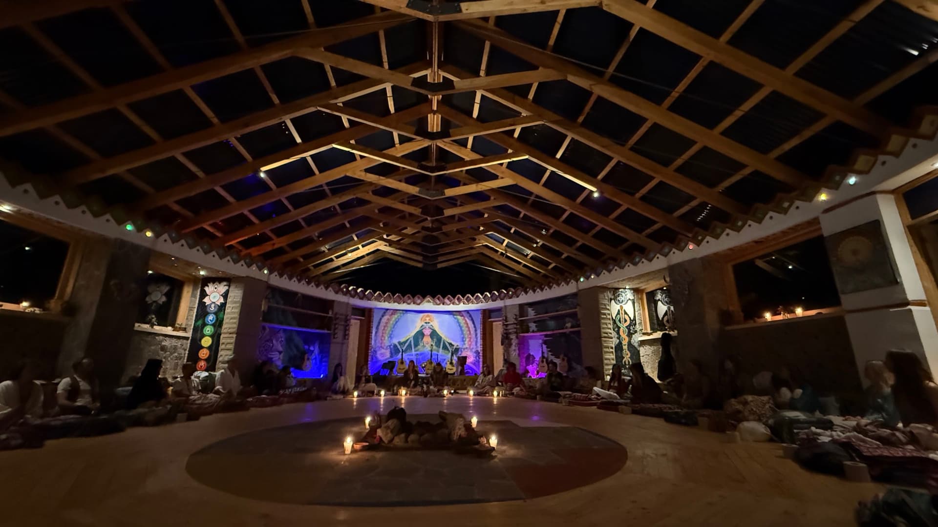 Ceremony in Temple da Jiboia at night: circle around the fire, wooden roof above